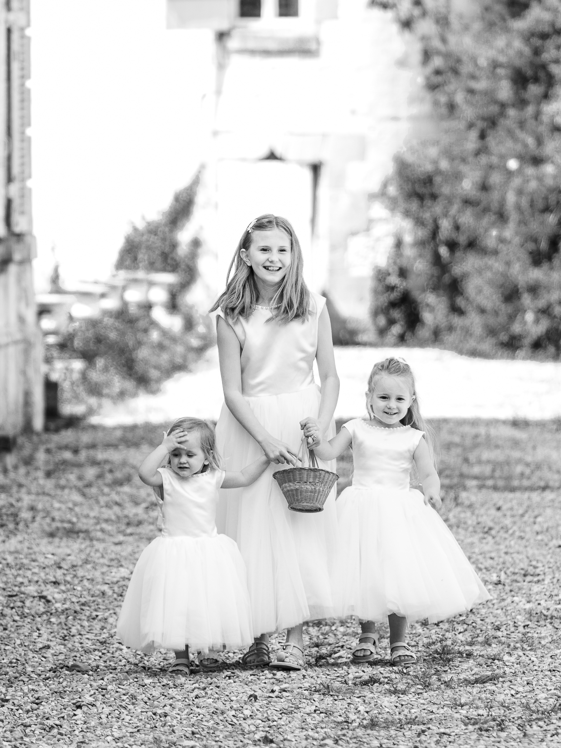 photos noir et blanc d'enfants à un mariage à Chalons en Champagne