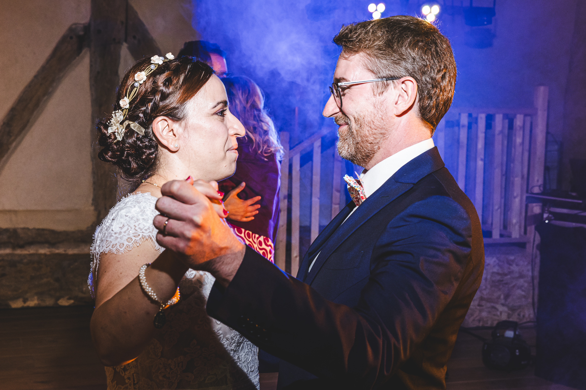 photo de soirée colorée sur la piste de danse d'un mariage à Châlons en Champagne