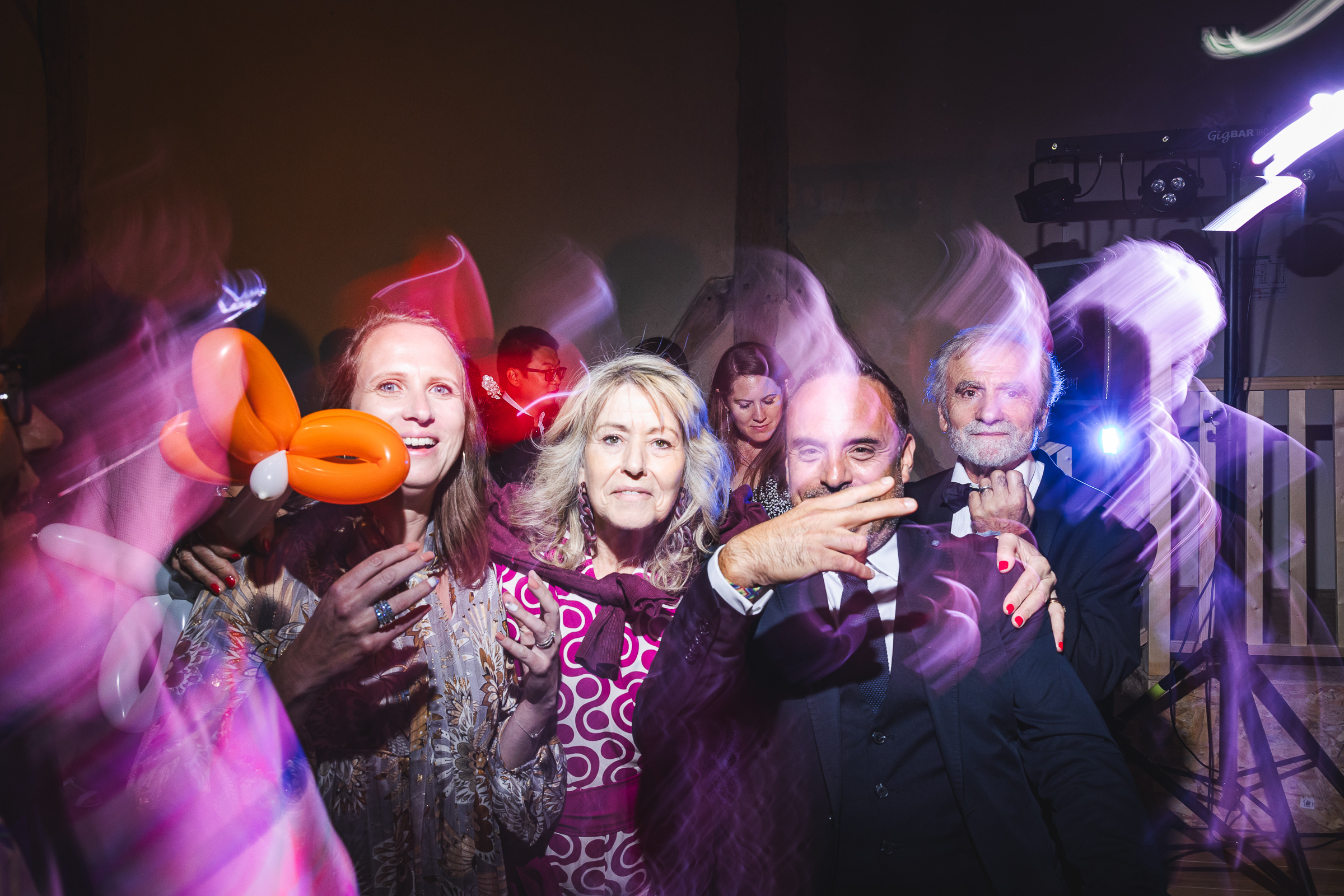 photo créative sur la piste de danse avec jeux de lumière lors d'un mariage à Châlons en Champagne