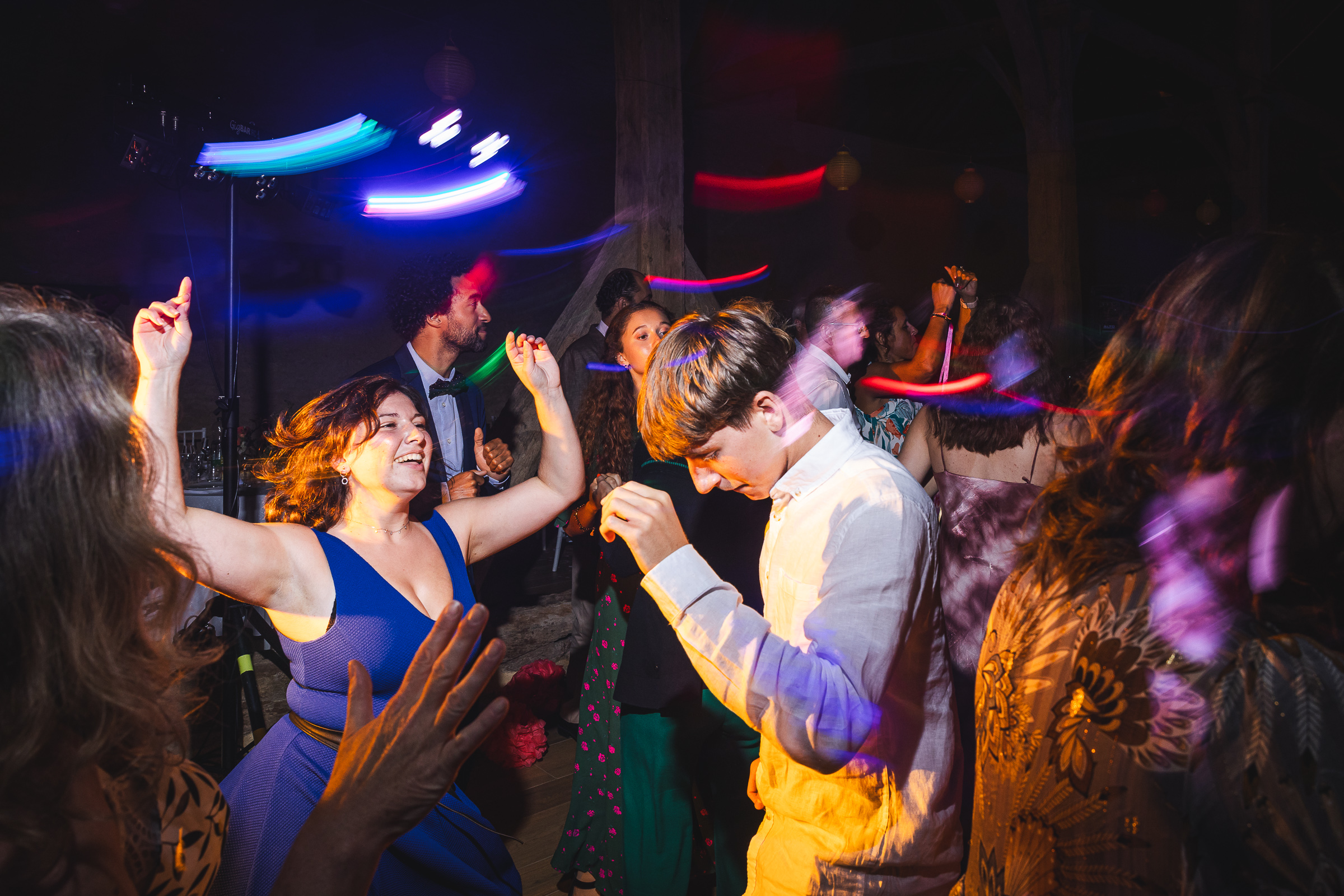 photo créative sur la piste de danse avec jeux de lumière lors d'un mariage à Châlons en Champagne