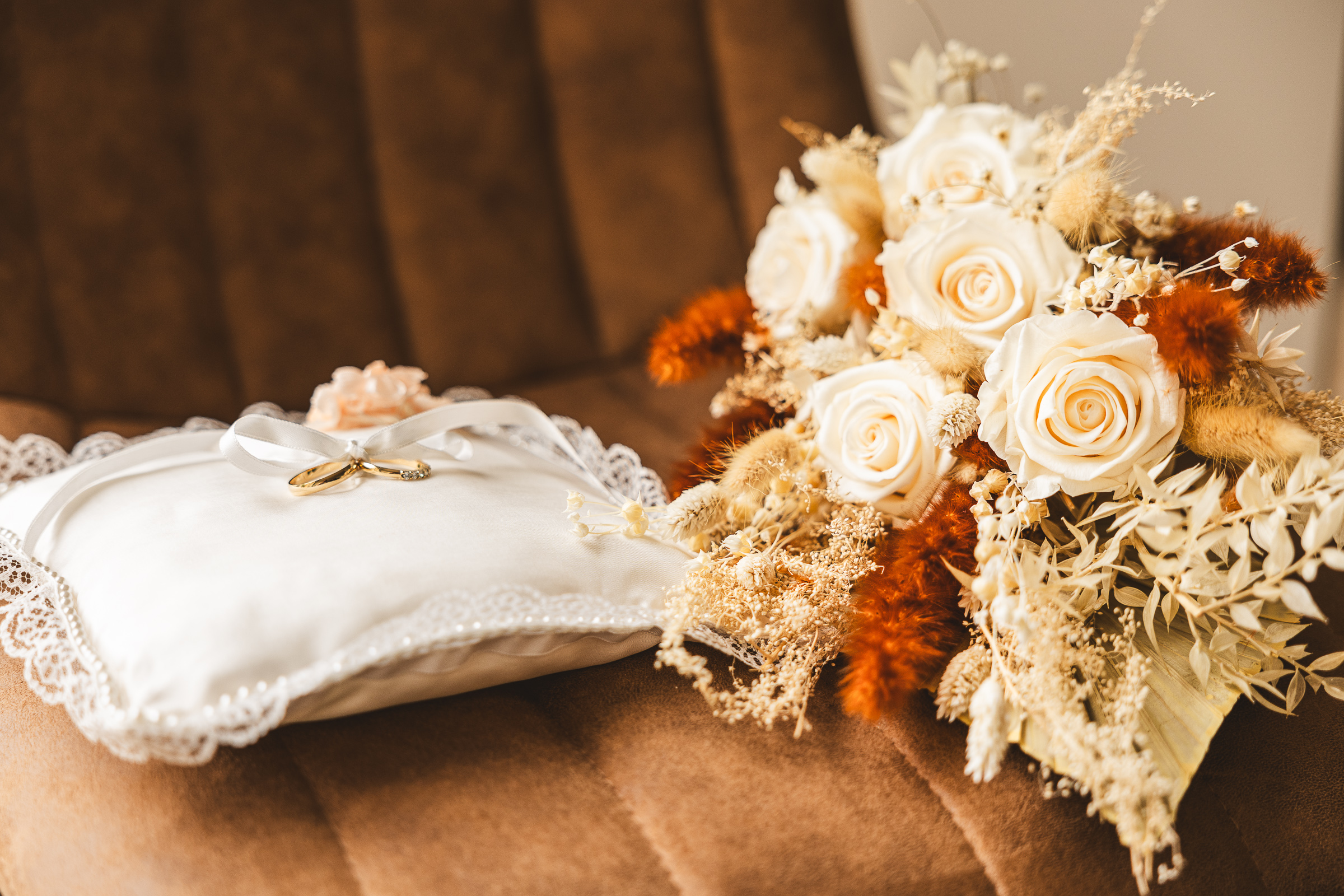 photo des préparatifs de mariage avec bouquet et alliances