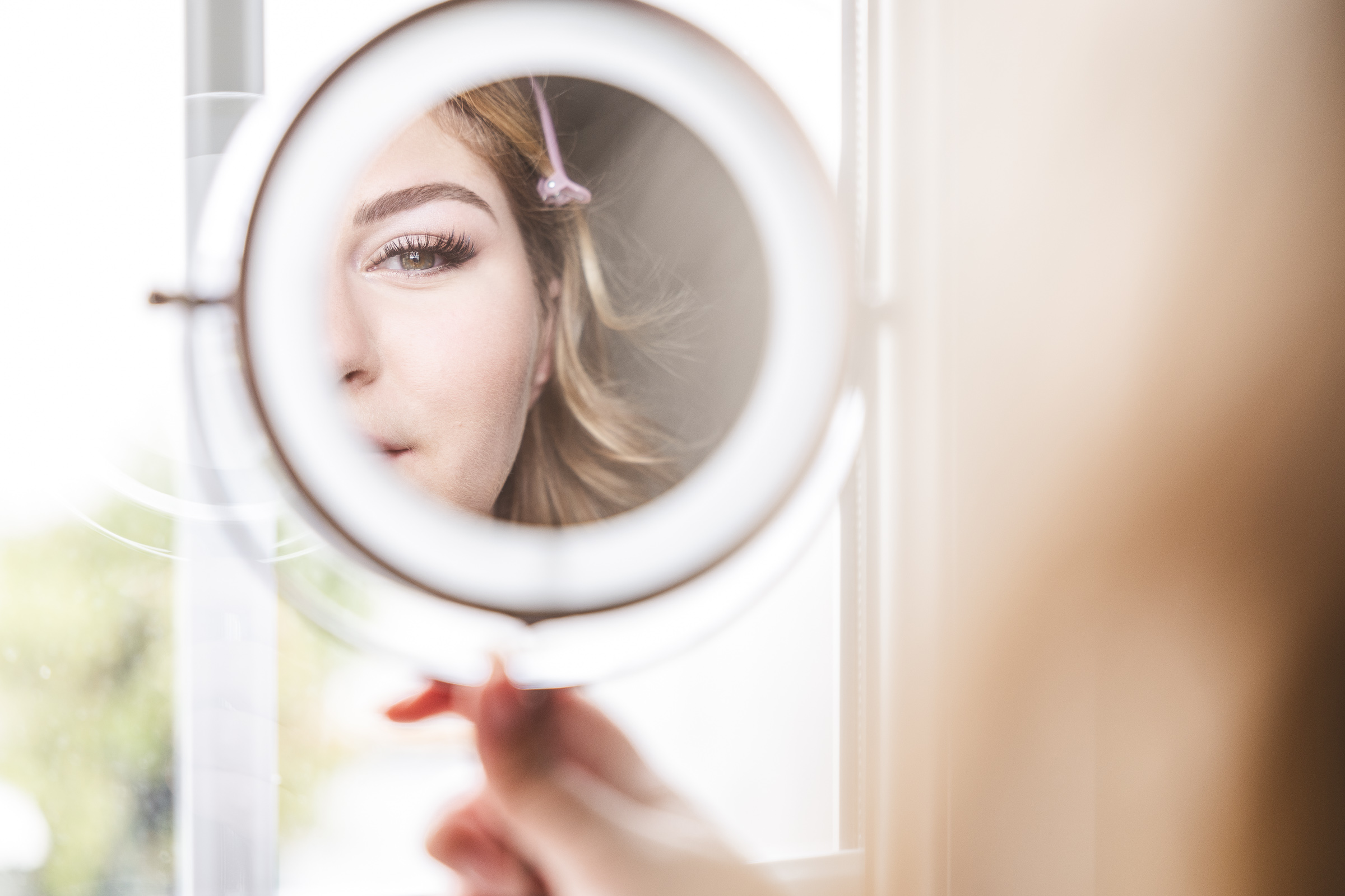 photo des préparatifs de mariage avec miroir à Epernay et Reims