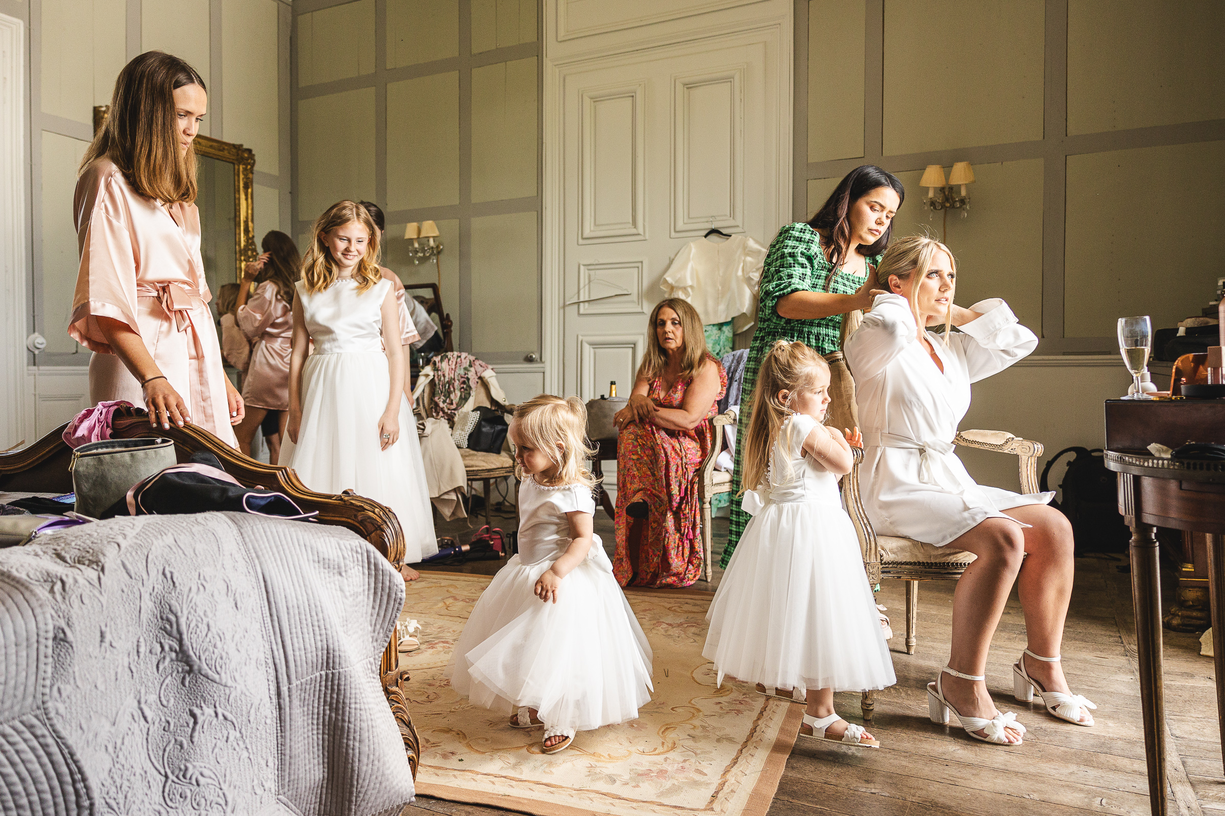 photo des préparatifs de mariage avec maquillage robe de mariés alliances à Epernay