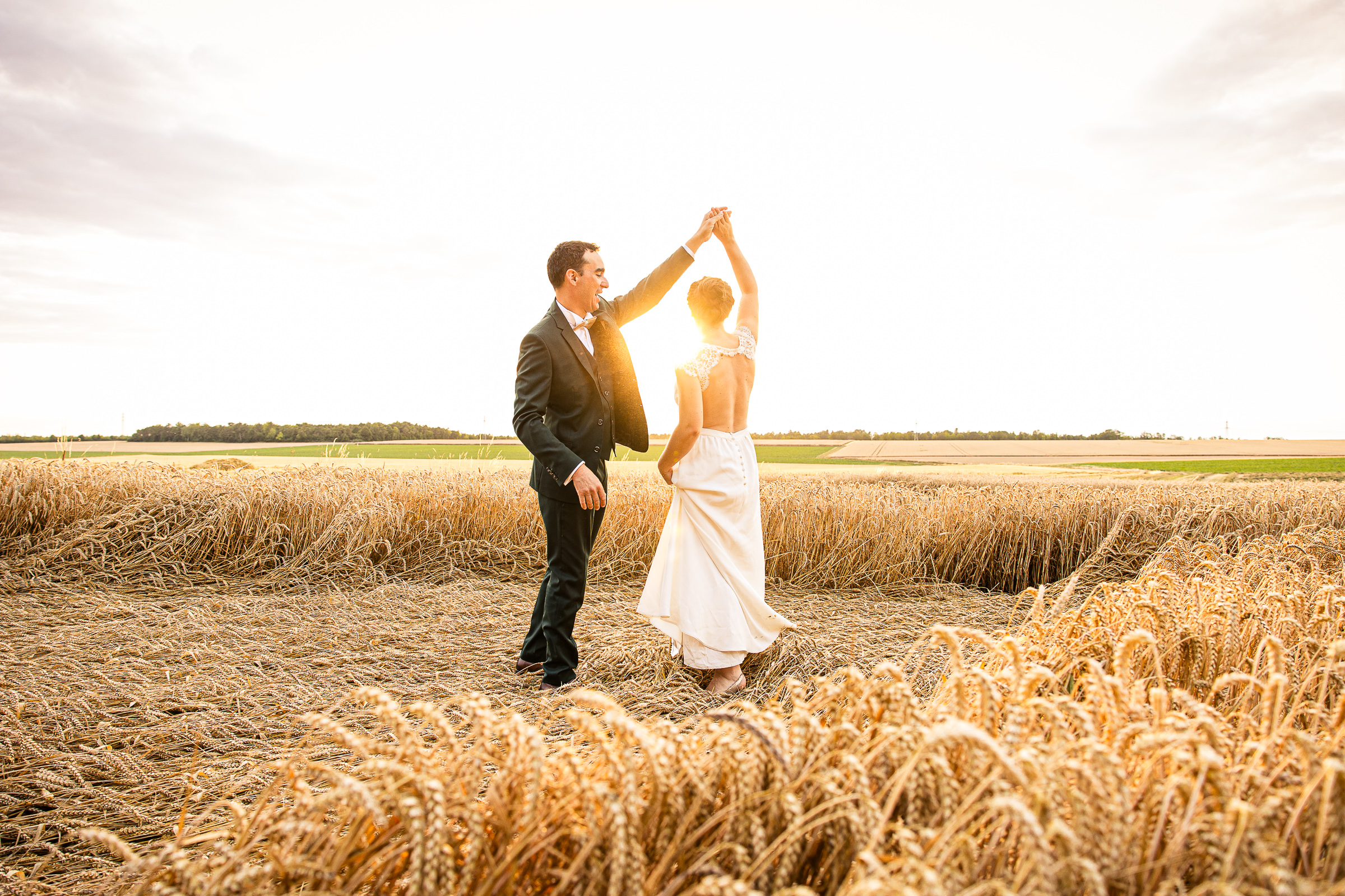 Portrait de couple de mariés lumière dorée, champêtre et romantique dans les champs à Chalons en Champagne
