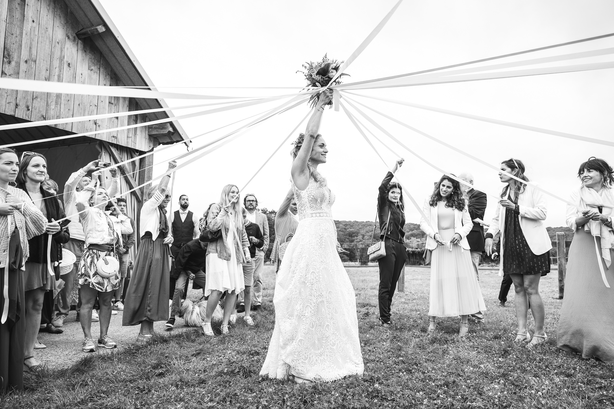 photos noir et blanc cérémonie du bouquet avec des rubans à Chalons en Champagne