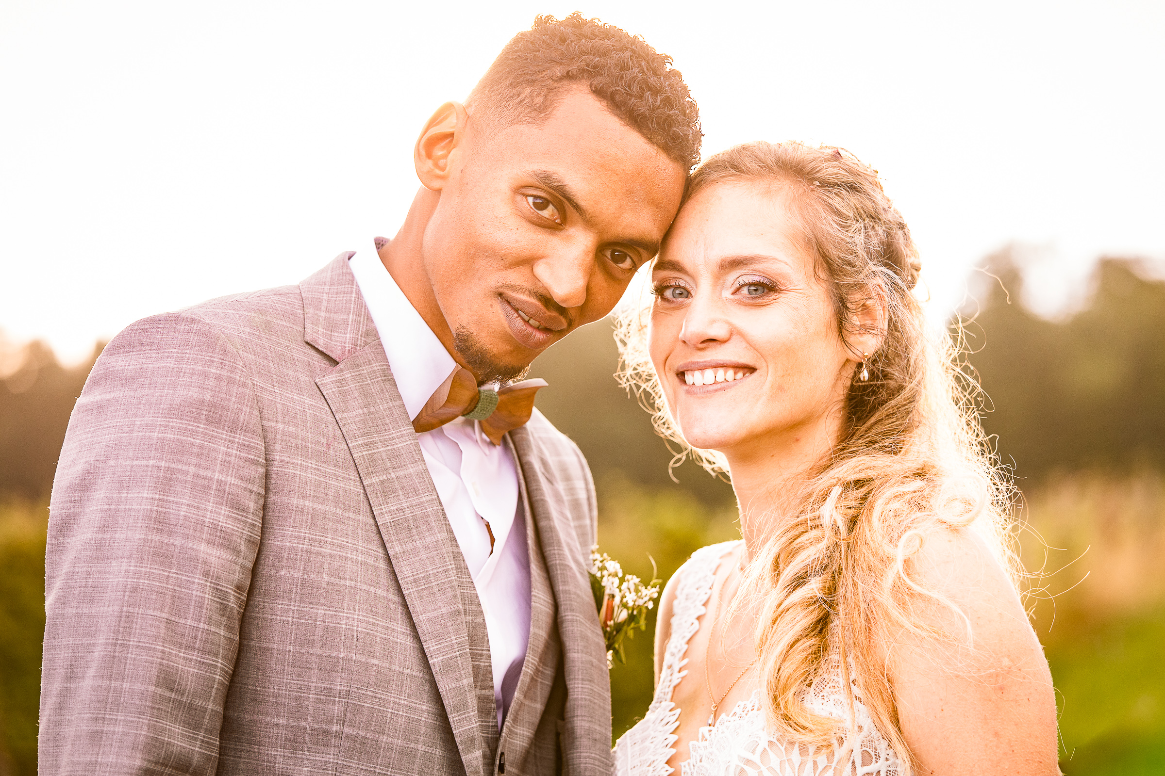 Portrait de couple de mariés lumière dorée à Reims